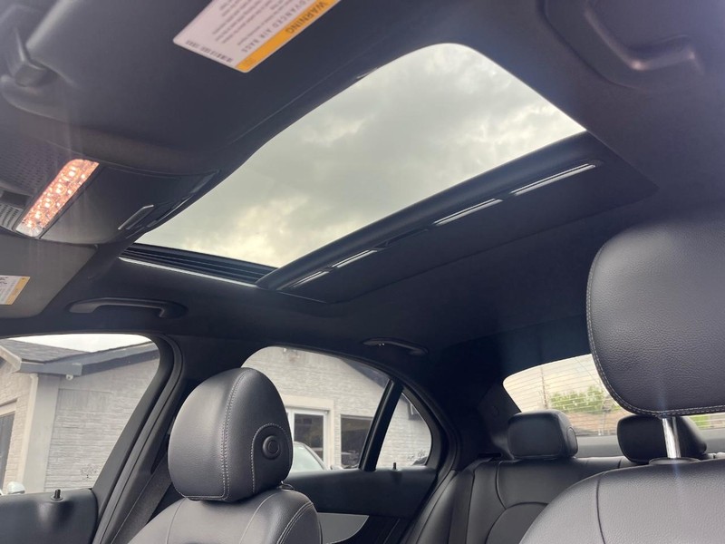 Mercedes-Benz C 300 Vehicle Full-screen Gallery Image 26