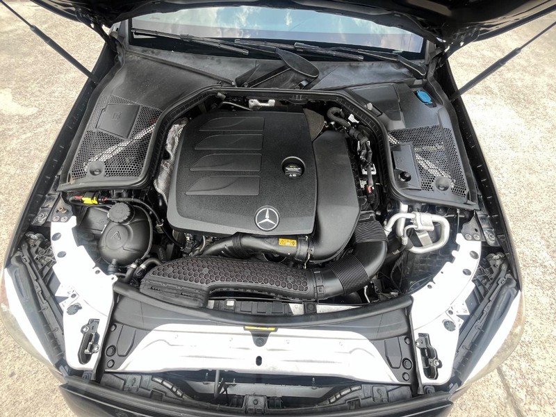 Mercedes-Benz C 300 Vehicle Full-screen Gallery Image 28