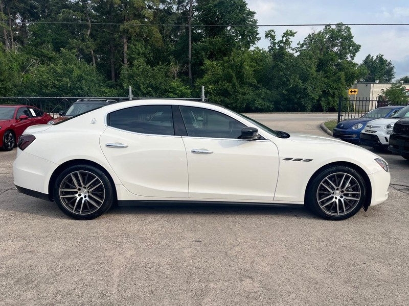 Maserati Ghibli Vehicle Full-screen Gallery Image 05