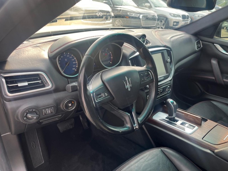 Maserati Ghibli Vehicle Full-screen Gallery Image 10