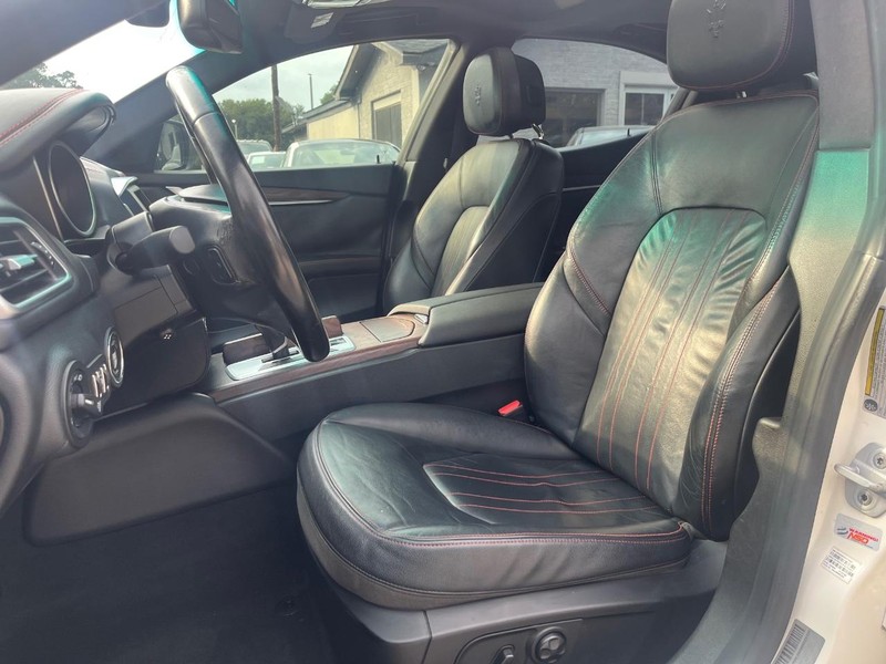 Maserati Ghibli Vehicle Full-screen Gallery Image 11