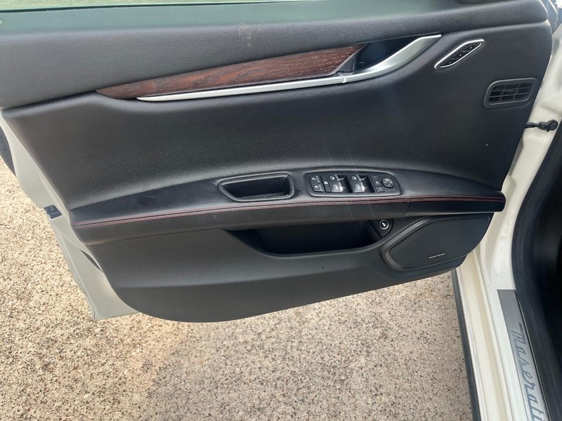 Maserati Ghibli Vehicle Full-screen Gallery Image 12