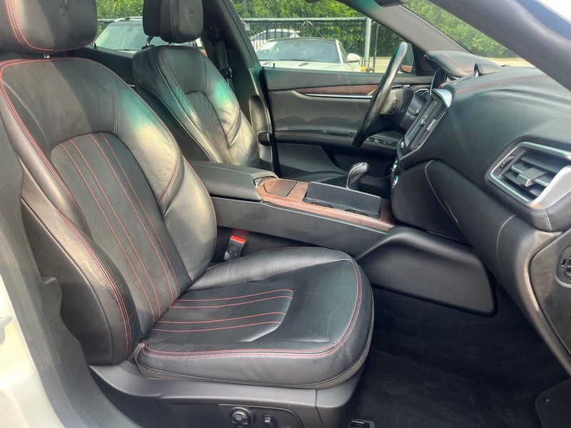 Maserati Ghibli Vehicle Full-screen Gallery Image 14