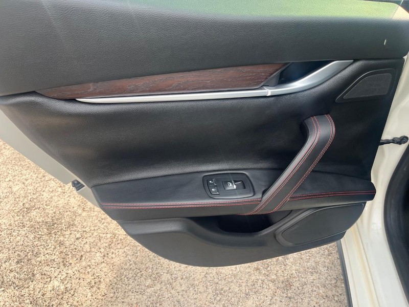 Maserati Ghibli Vehicle Full-screen Gallery Image 19