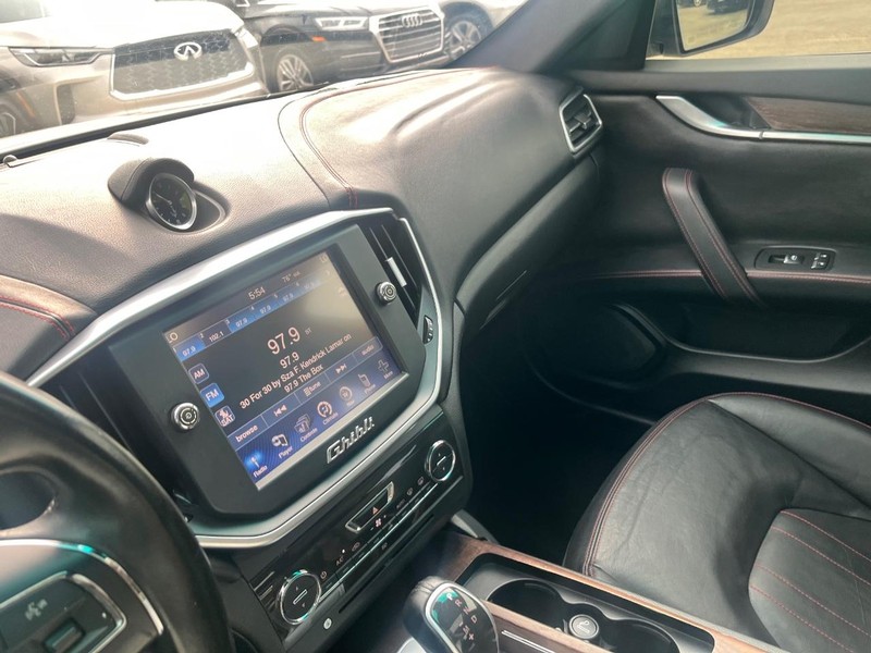 Maserati Ghibli Vehicle Full-screen Gallery Image 25