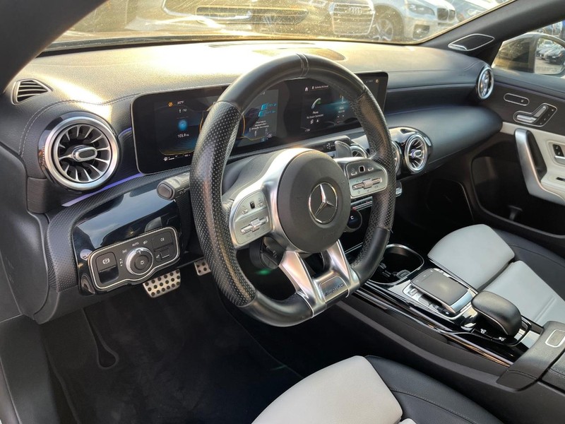 Mercedes-Benz CLA 35 AMG Vehicle Full-screen Gallery Image 10