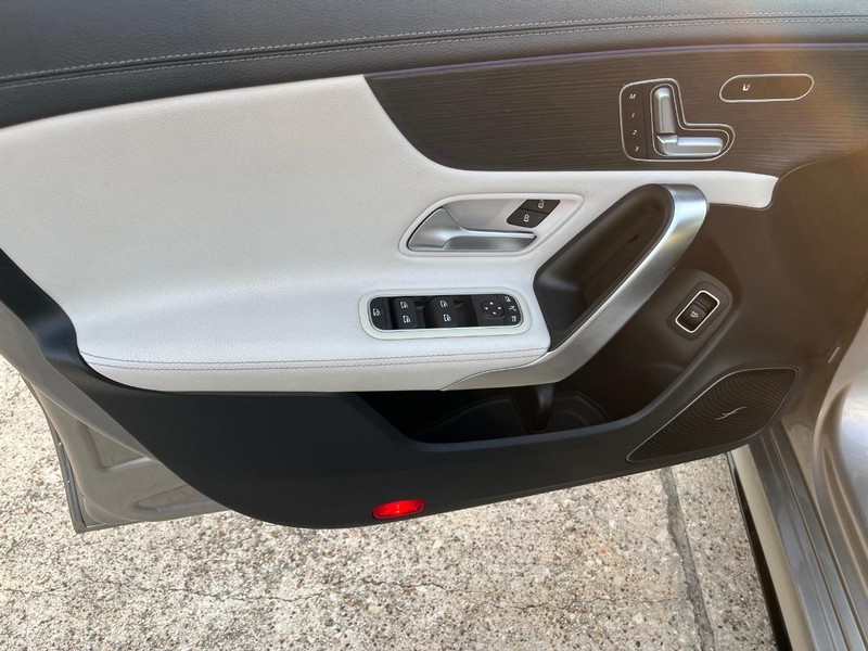 Mercedes-Benz CLA 35 AMG Vehicle Full-screen Gallery Image 12