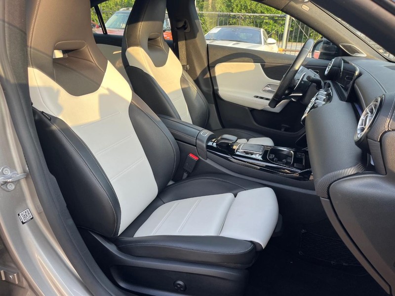 Mercedes-Benz CLA 35 AMG Vehicle Full-screen Gallery Image 14