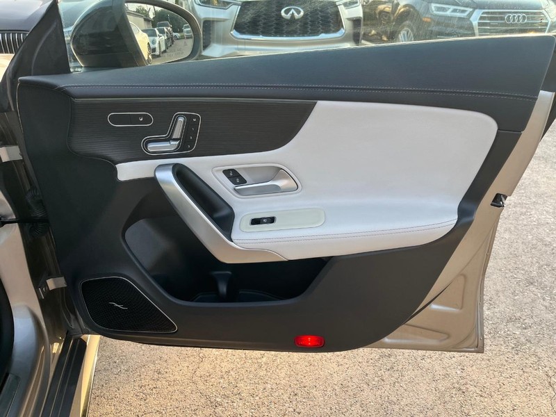 Mercedes-Benz CLA 35 AMG Vehicle Full-screen Gallery Image 15