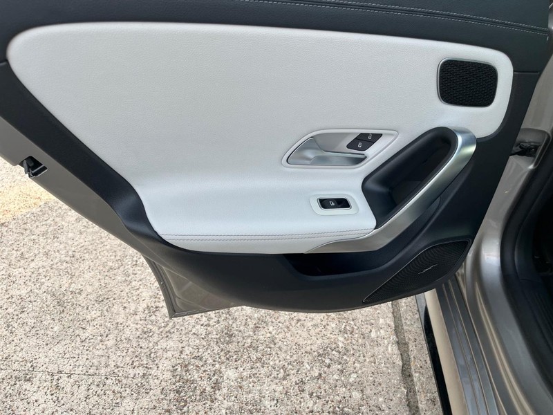 Mercedes-Benz CLA 35 AMG Vehicle Full-screen Gallery Image 19
