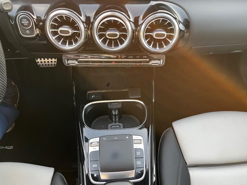Mercedes-Benz CLA 35 AMG Vehicle Full-screen Gallery Image 23
