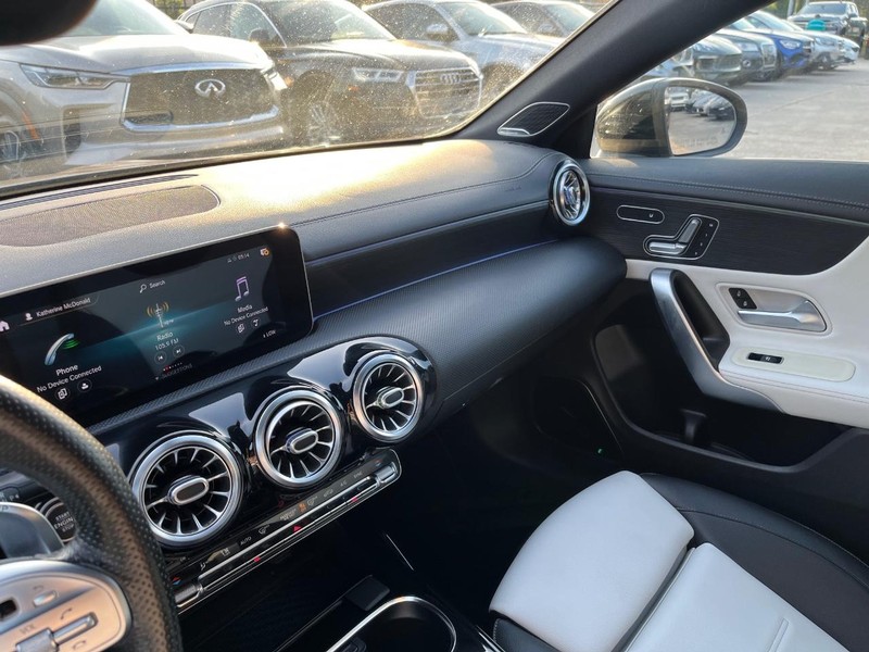 Mercedes-Benz CLA 35 AMG Vehicle Full-screen Gallery Image 24