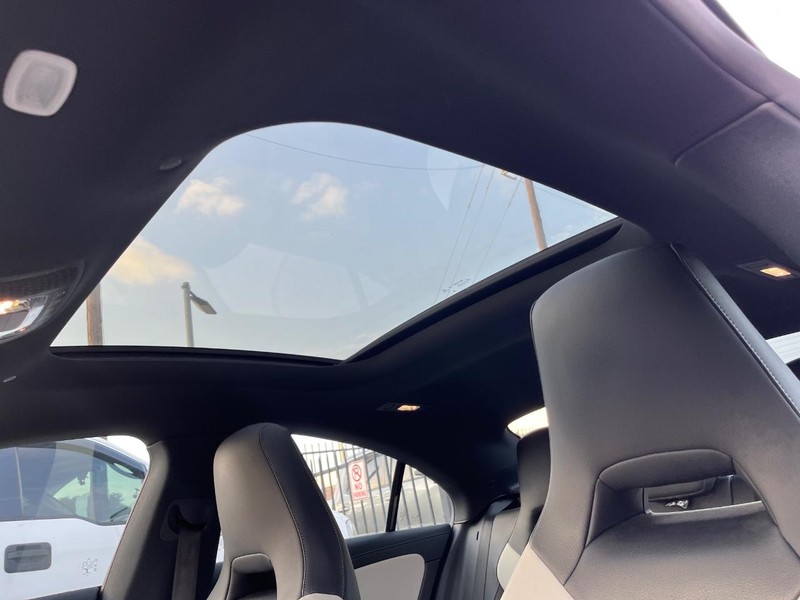 Mercedes-Benz CLA 35 AMG Vehicle Full-screen Gallery Image 26