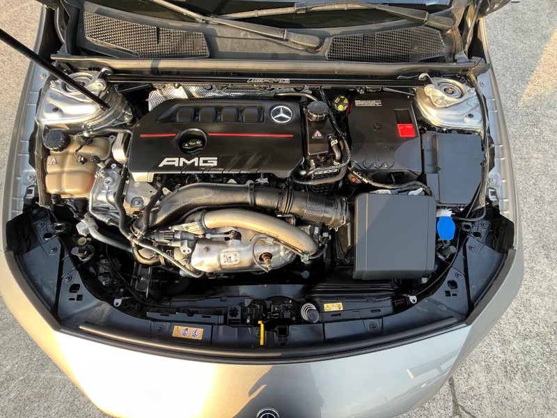 Mercedes-Benz CLA 35 AMG Vehicle Full-screen Gallery Image 27