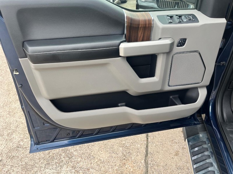 Ford F-150 Vehicle Full-screen Gallery Image 12