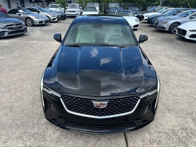Cadillac CT4 Vehicle Full-screen Gallery Image 02