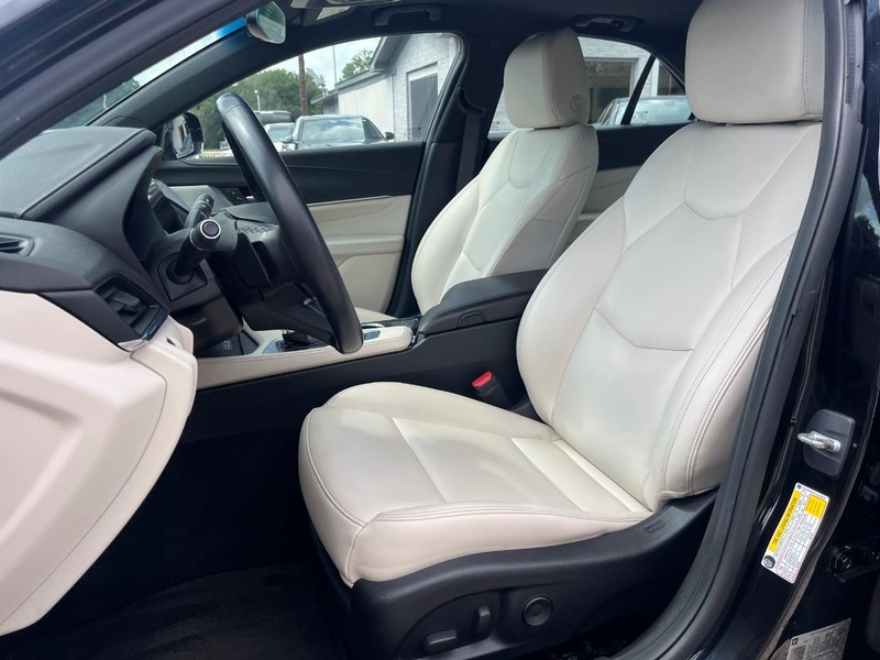 Cadillac CT4 Vehicle Full-screen Gallery Image 11