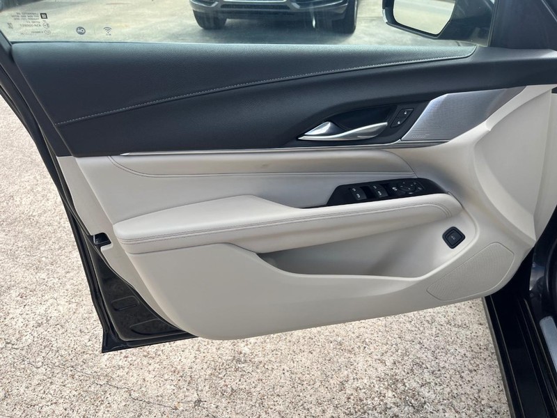 Cadillac CT4 Vehicle Full-screen Gallery Image 12