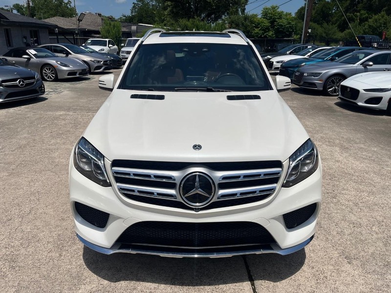 Mercedes-Benz GLS 550 Vehicle Full-screen Gallery Image 03