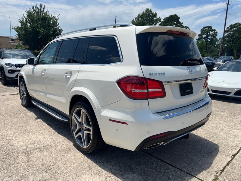 Mercedes-Benz GLS 550 Vehicle Full-screen Gallery Image 08