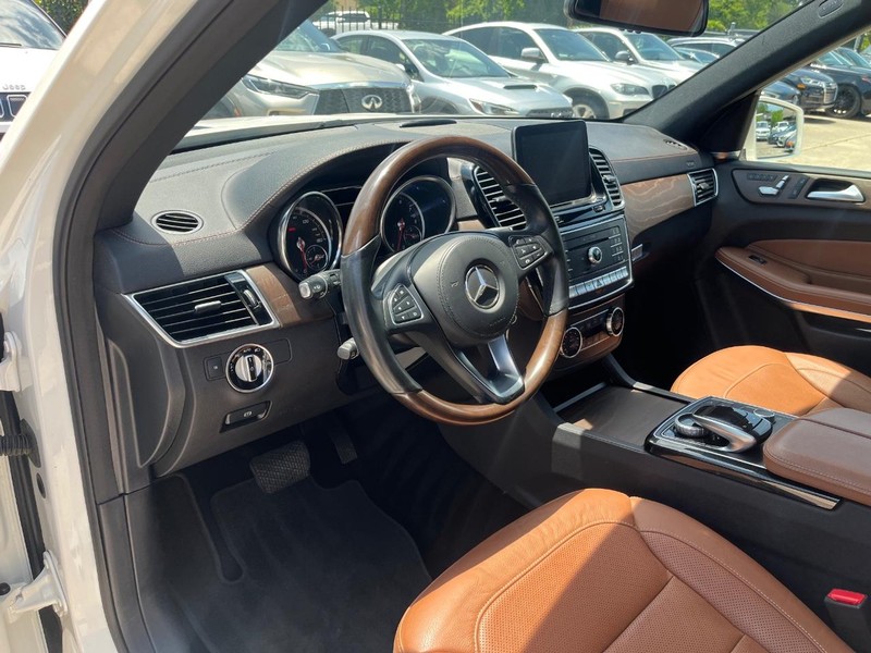 Mercedes-Benz GLS 550 Vehicle Full-screen Gallery Image 10
