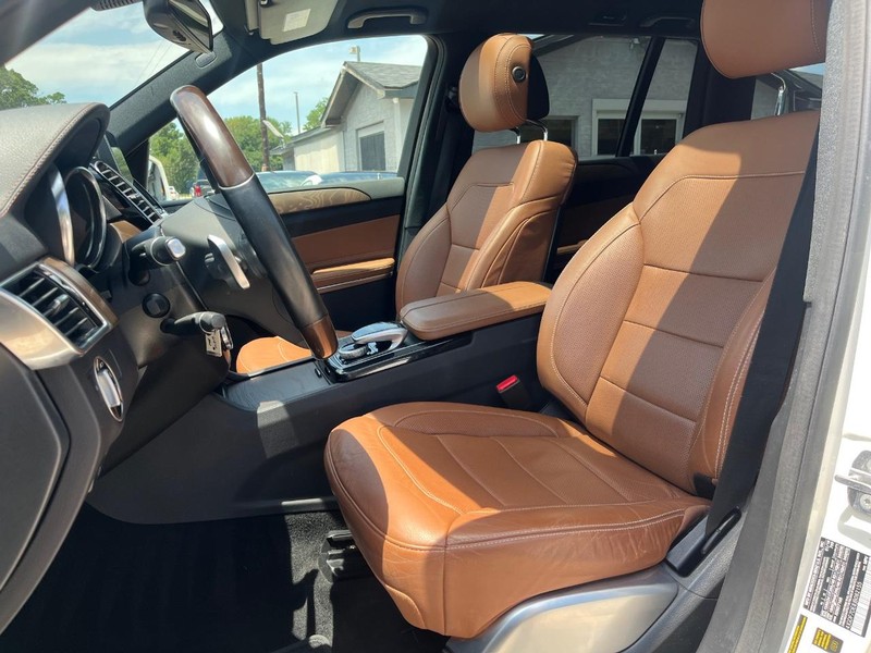 Mercedes-Benz GLS 550 Vehicle Full-screen Gallery Image 11