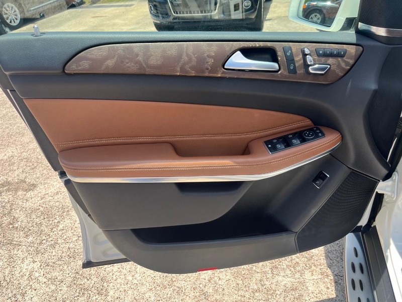 Mercedes-Benz GLS 550 Vehicle Full-screen Gallery Image 12