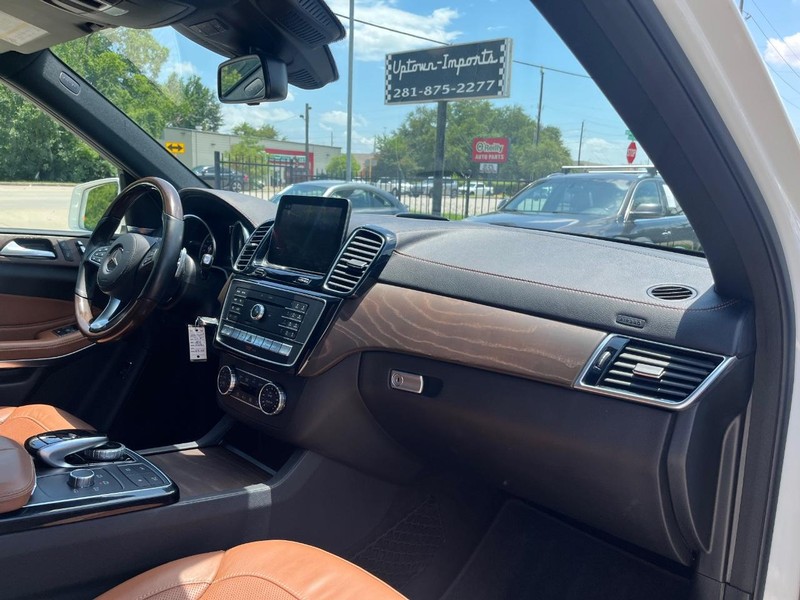 Mercedes-Benz GLS 550 Vehicle Full-screen Gallery Image 13