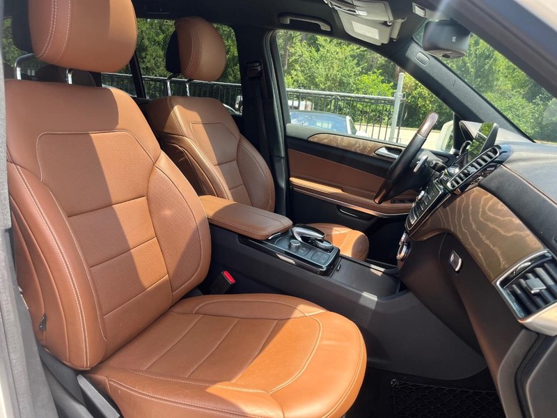 Mercedes-Benz GLS 550 Vehicle Full-screen Gallery Image 14