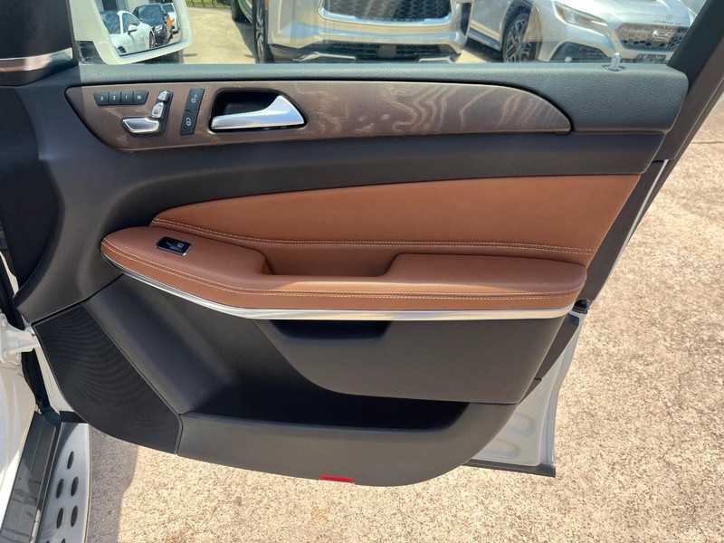 Mercedes-Benz GLS 550 Vehicle Full-screen Gallery Image 15