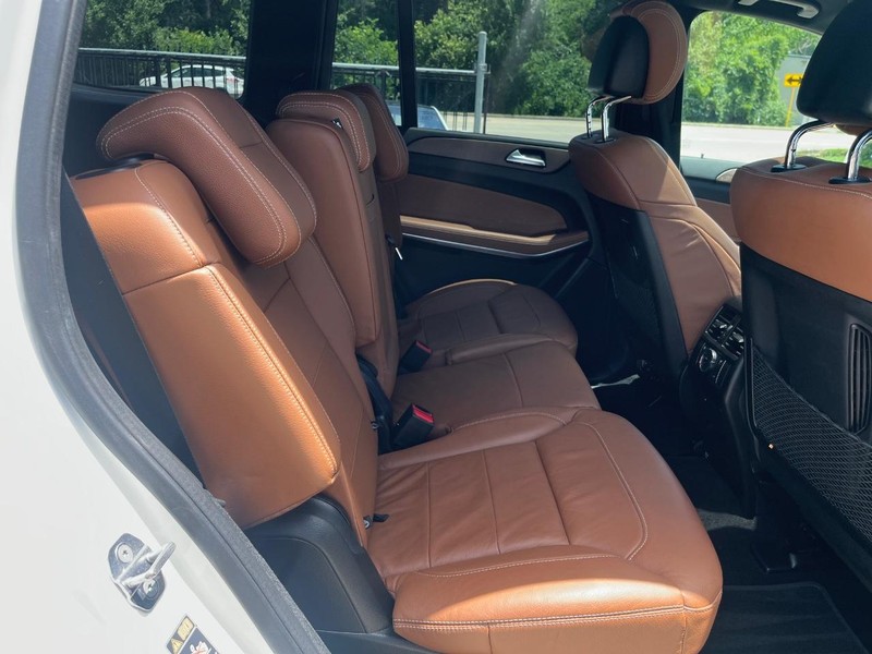 Mercedes-Benz GLS 550 Vehicle Full-screen Gallery Image 16