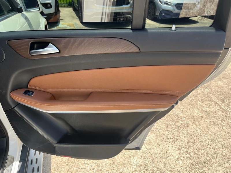 Mercedes-Benz GLS 550 Vehicle Full-screen Gallery Image 18