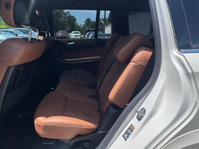 Mercedes-Benz GLS 550 Vehicle Full-screen Gallery Image 19