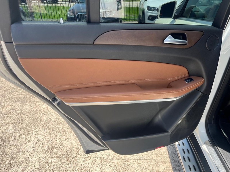Mercedes-Benz GLS 550 Vehicle Full-screen Gallery Image 21