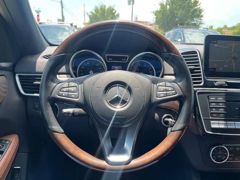 Mercedes-Benz GLS 550 Vehicle Full-screen Gallery Image 22