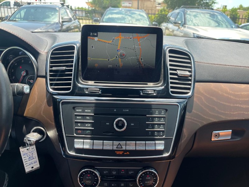 Mercedes-Benz GLS 550 Vehicle Full-screen Gallery Image 24