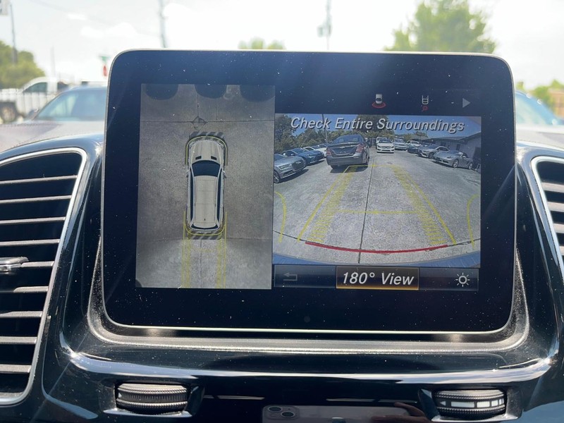 Mercedes-Benz GLS 550 Vehicle Full-screen Gallery Image 25