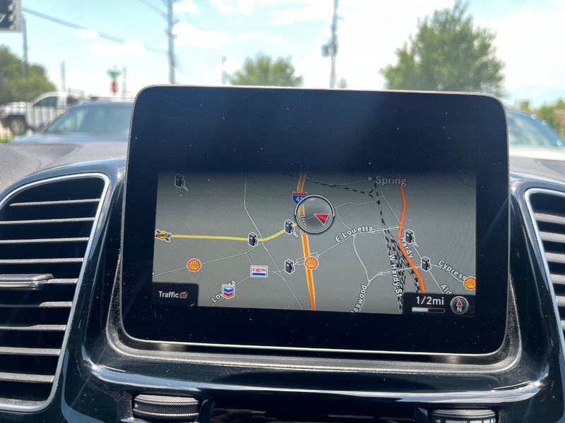Mercedes-Benz GLS 550 Vehicle Full-screen Gallery Image 26
