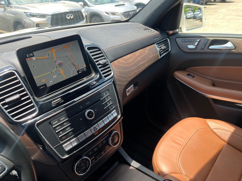 Mercedes-Benz GLS 550 Vehicle Full-screen Gallery Image 27