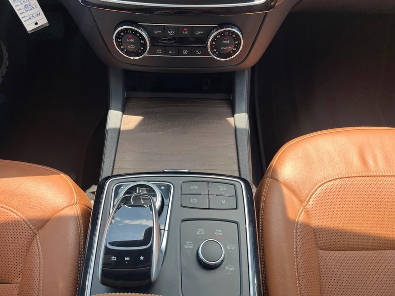 Mercedes-Benz GLS 550 Vehicle Full-screen Gallery Image 28