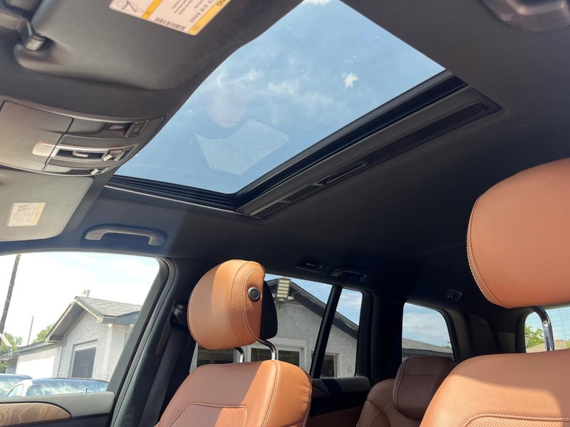 Mercedes-Benz GLS 550 Vehicle Full-screen Gallery Image 29