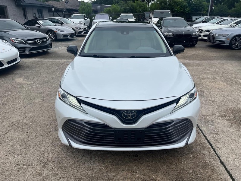 Toyota Camry Vehicle Full-screen Gallery Image 03