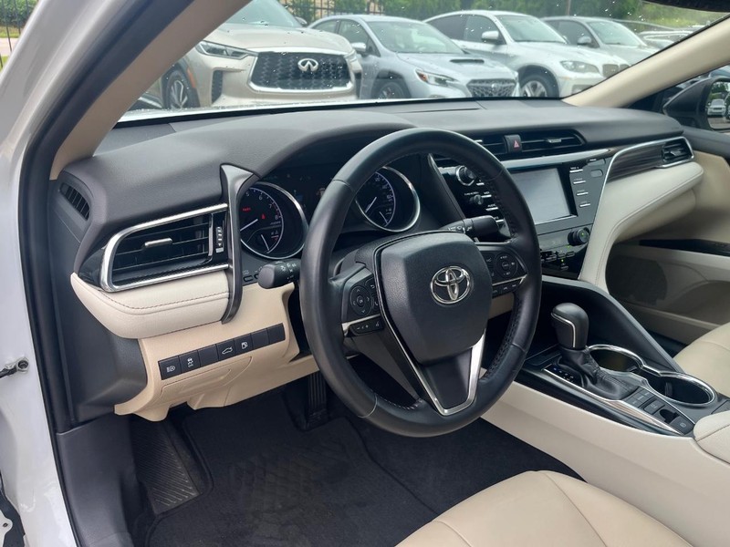 Toyota Camry Vehicle Full-screen Gallery Image 10