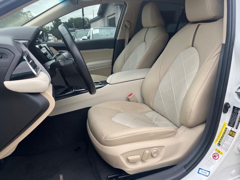 Toyota Camry Vehicle Full-screen Gallery Image 11