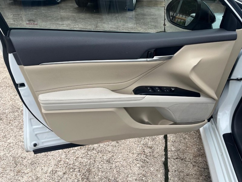 Toyota Camry Vehicle Full-screen Gallery Image 12