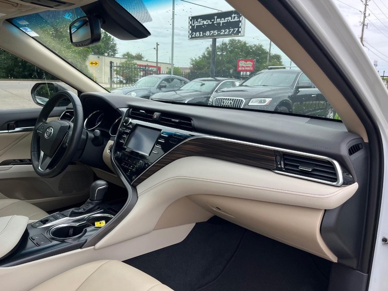 Toyota Camry Vehicle Full-screen Gallery Image 13