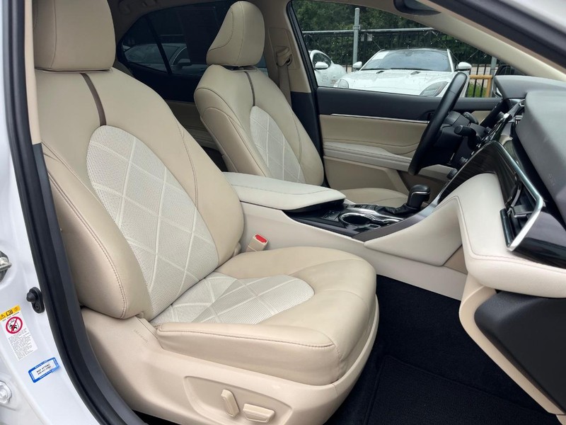 Toyota Camry Vehicle Full-screen Gallery Image 14