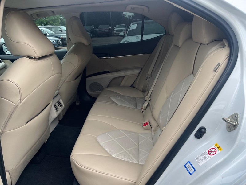 Toyota Camry Vehicle Full-screen Gallery Image 16