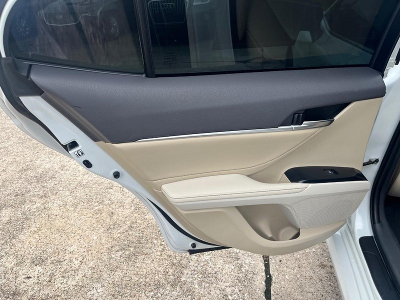 Toyota Camry Vehicle Full-screen Gallery Image 17