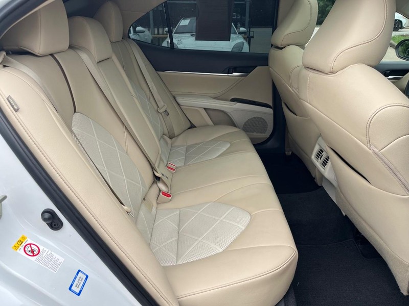 Toyota Camry Vehicle Full-screen Gallery Image 18